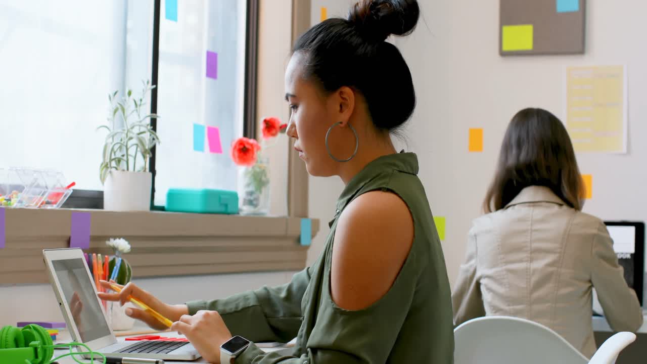 diseñadores de moda trabajando en portátiles en el estudio de diseño 4k