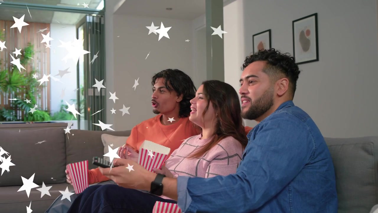 Trío presionando el control remoto y viendo contenido multimedia, pasando palomitas de maíz mientras estrellas se desplazan por el encuadre.