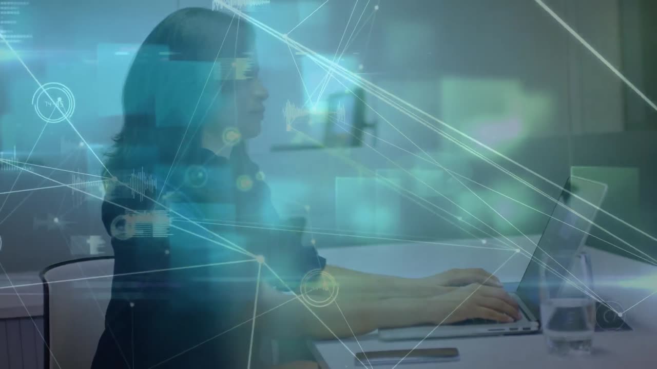 red de conexiones y procesamiento de datos a través de una mujer de negocios biracial que usa una computadora portátil en la oficina