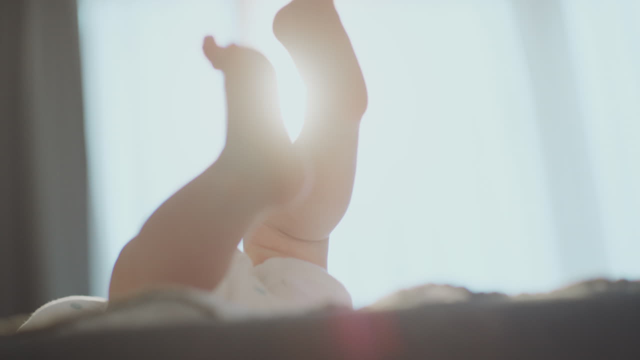 日差しの中の赤ちゃんの足