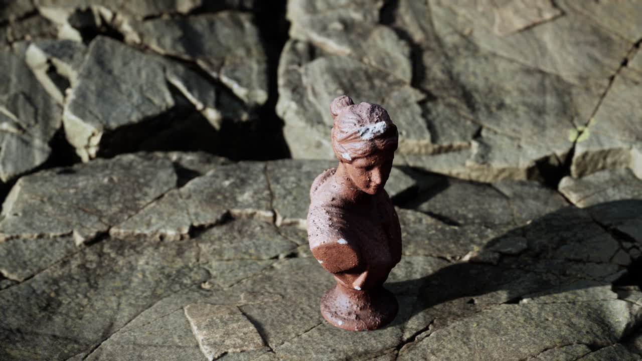 antigua estatua de mujer en piedras rocosas