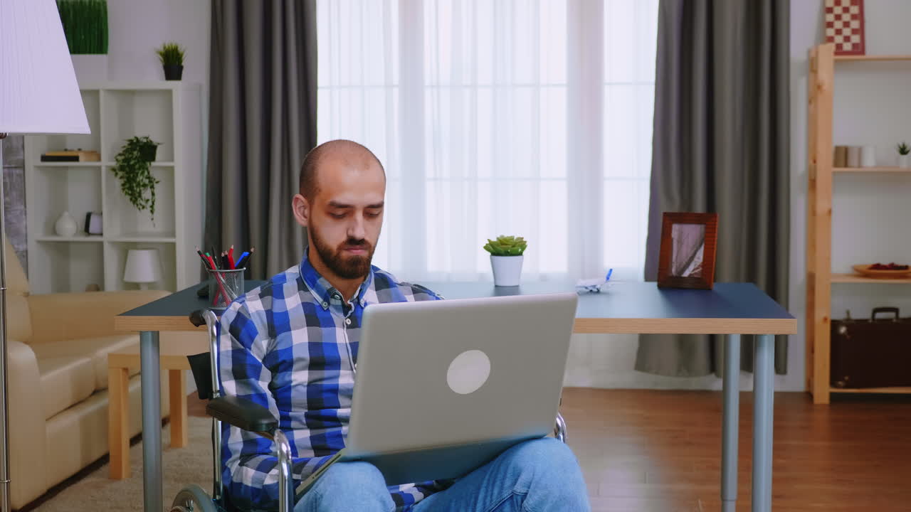 empresario en silla de ruedas