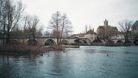 Vista-De-Perfil-De-La-Ciudad-De-Moret-Sur-Loing-Bajo-Un-Cielo-Nublado-En-Francia