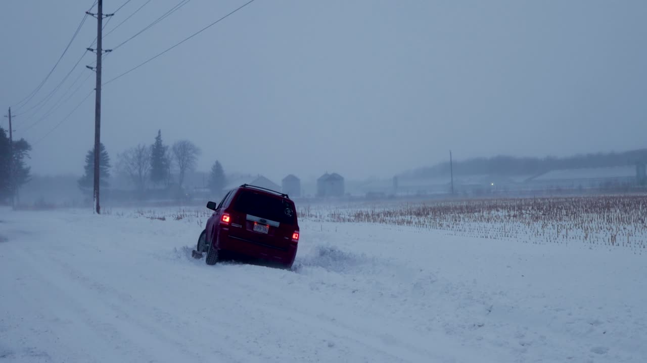 눈 덮인 도로에 갇힌 자동차, 길가에 갇힌 suv, 눈으로 인한 사고, 폭설, 겨울, 사고, 런던, 캐나다
