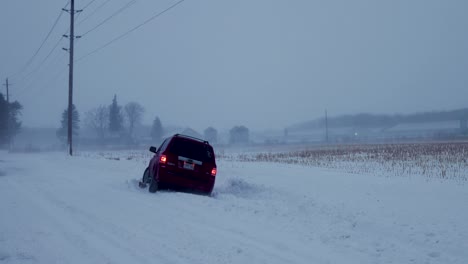 Auto-Steckt-Auf-Einer-Verschneiten-Straße-Fest,-Geländewagen-Steckt-Am-Straßenrand-Fest,-Unfall-Durch-Schnee,-Starker-Schneefall,-Winter,-Unfall,-London,-Kanada