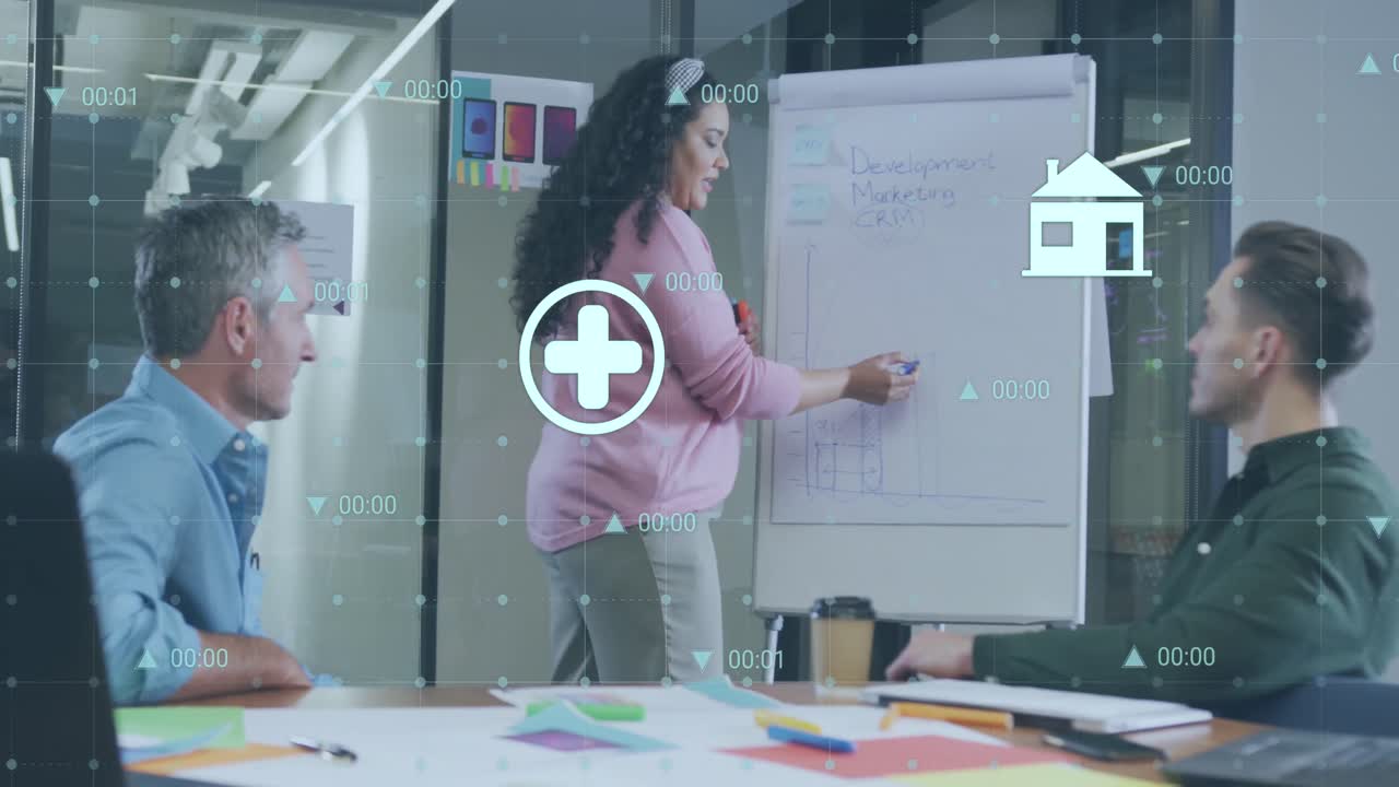 animación del procesamiento de datos estadísticos sobre una mujer biracial que hace una presentación en la oficina