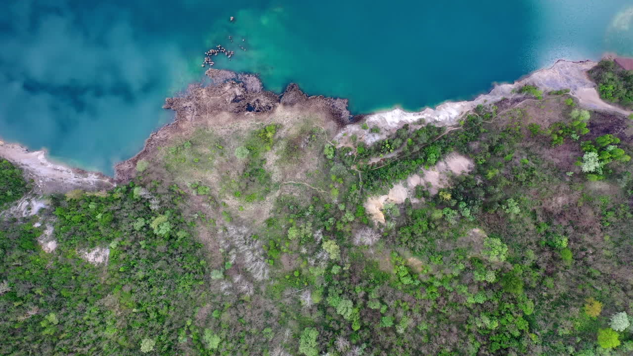 노란색 모래톱이 있는 아름다운 푸른 호수의 사진을 공개합니다.