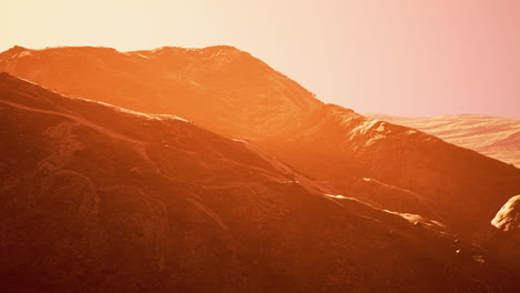 paisaje montañoso de invierno al atardecer