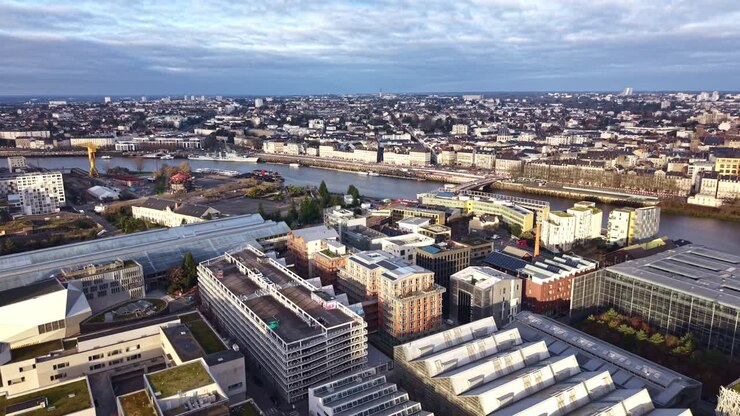 Panoramica aerea con drone sui tetti, che rivela la Loira e il ponte Anne de Bretagne
