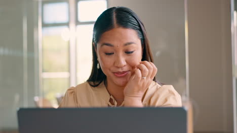 Computadora-Portátil-De-Oficina,-Cansada-Y-Mujer-Leyendo-Comentarios