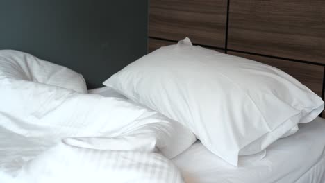cama desordenada por la mañana , cama desordenada después de despertarse