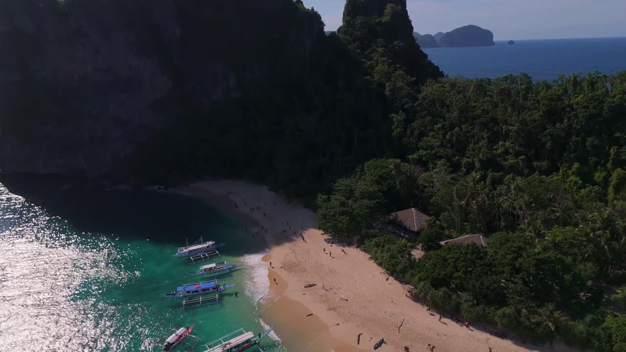 Ripresa cinematografica con drone della costa tropicale incontaminata sull'isola di Helicopter Island, che evidenzia i colori vivaci dell'oceano