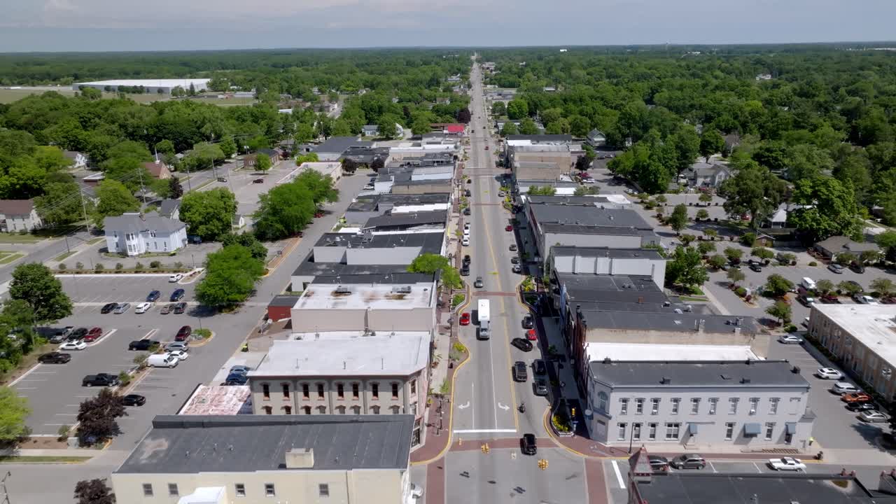 Greenville, Michigan, centro città con video da drone in avvicinamento