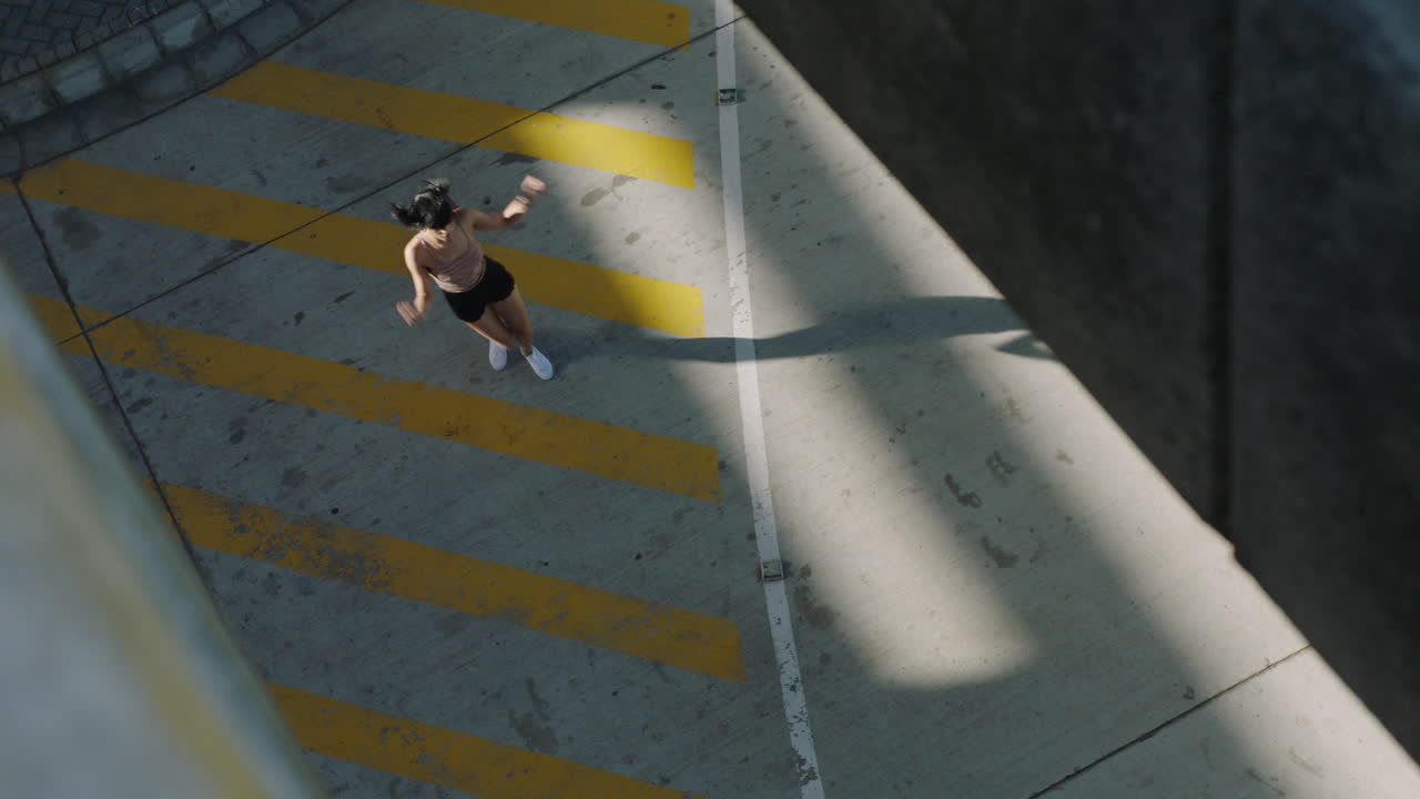 mujer bailarina joven bailarina callejera hispana realizando movimientos contemporáneos en la ciudad disfrutando de la danza freestyle urbana vista superior