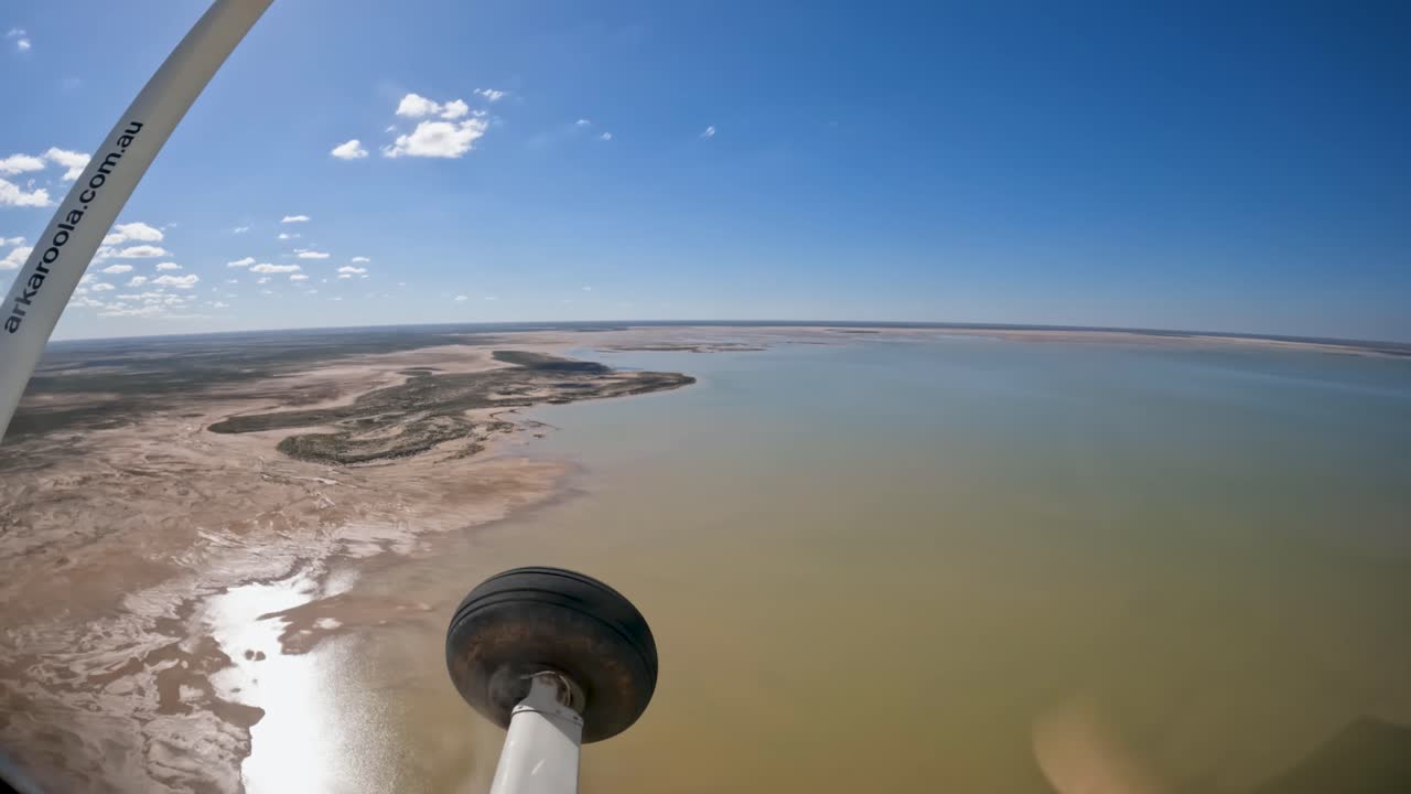 experiencia de vuelo en avioneta, punto de vista con vista panorámica sobre el lago callabonna, arkaroola