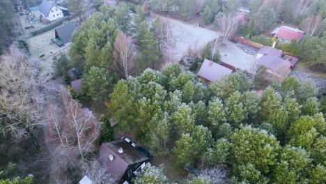 Drones-Aéreos-Orbitan-Alrededor-De-Una-Casa-Suburbana-En-Bosques-Entre-Altos-árboles-Verdes-Y-Campos-Rurales