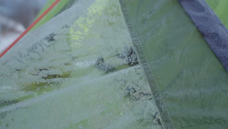 cerca de una carpa cubierta de nieve fresca