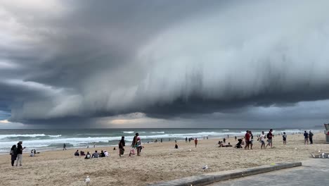 ominosa capa oscura y gruesa de nubes que cubren el cielo en la playa del paraíso de los surfistas, temporada de tormentas húmedas y salvajes que se acerca este verano, costa dorada, queensland, australia