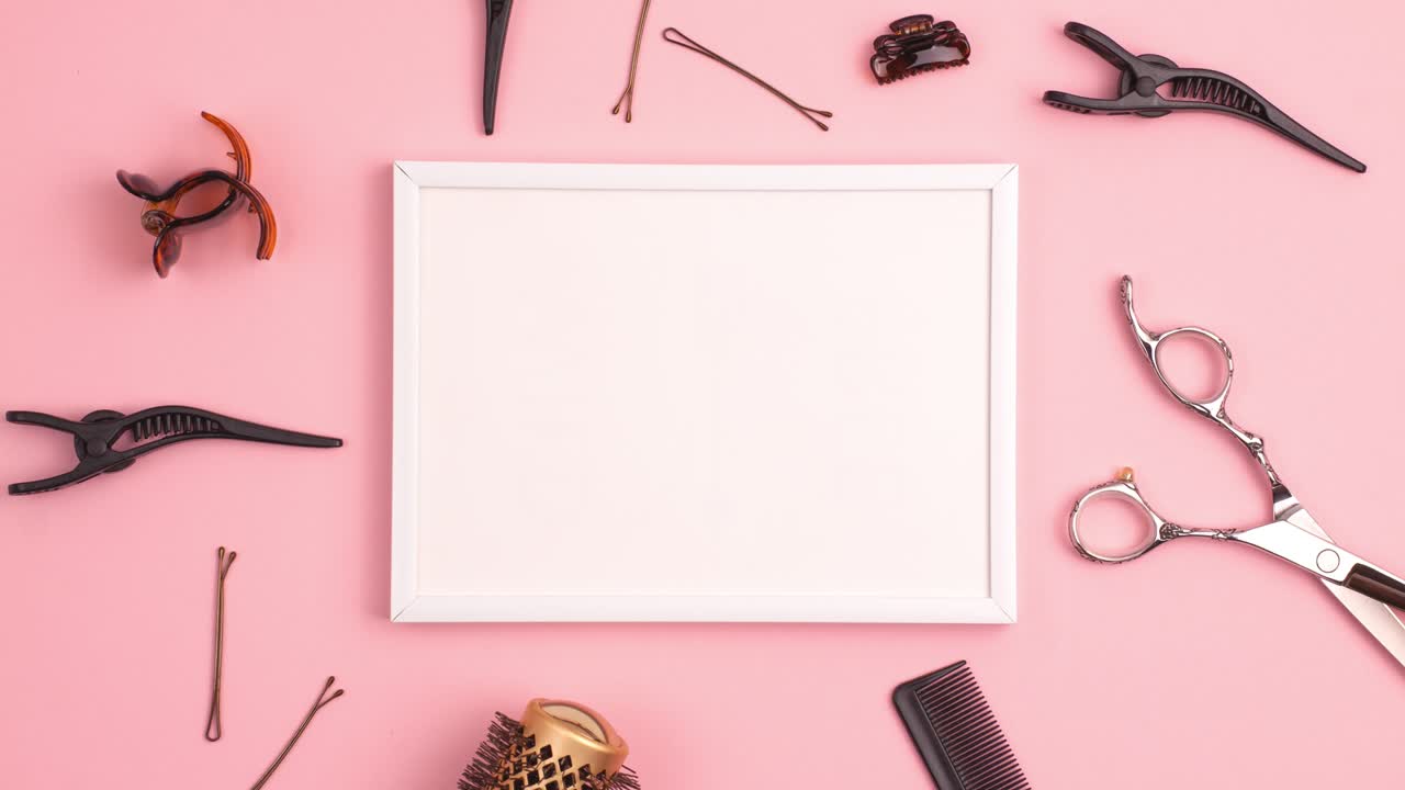 stop motion animación marco blanco de corte de cabello profesional tijeras peine para separar el cabello horquillas de sección clips de cabello y oro cepillo de cabello redondo para el estilo con espacio de copia pink peluquería salo