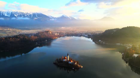 Atemberaubendes-4K-Luftdrohnenvideo-Fängt-Den-Bleder-See,-Slowenien,-Bei-Sonnenaufgang-Ein