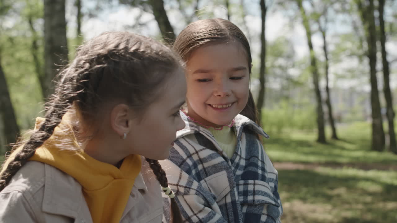 공원에서 두 명의 어린 소녀