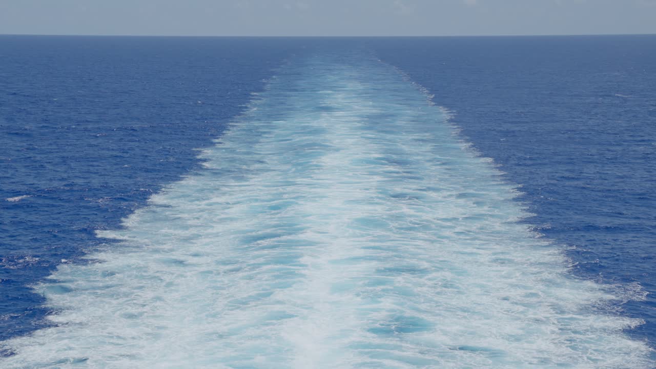 순양함의 광활한 카리브해 바다와 산책로의 슬로우 모션 샷