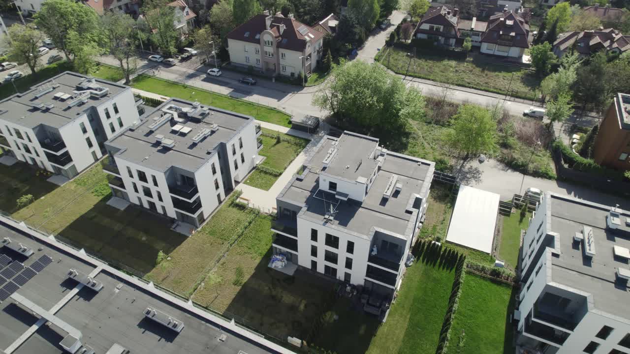 Luftaufnahme von modernen Apartmentgebäuden und Wohngebiet