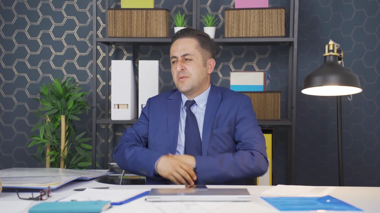 el hombre de negocios con hombros doloridos está aburrido.