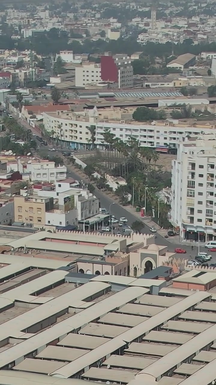 Esplorando la vista aerea di un'area di mercato in Marocco