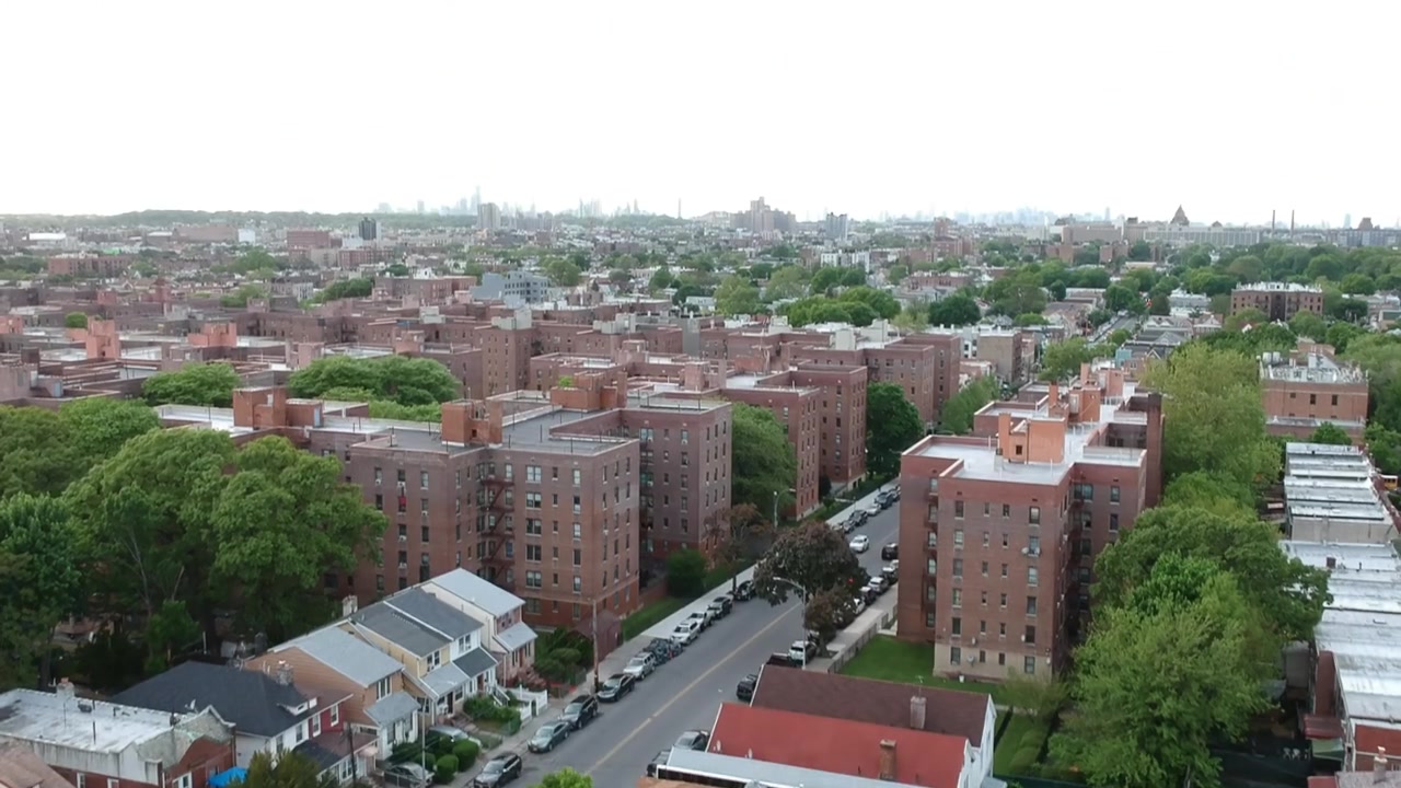 Droneoptagelser af hustage over East Flatbush Brooklyn