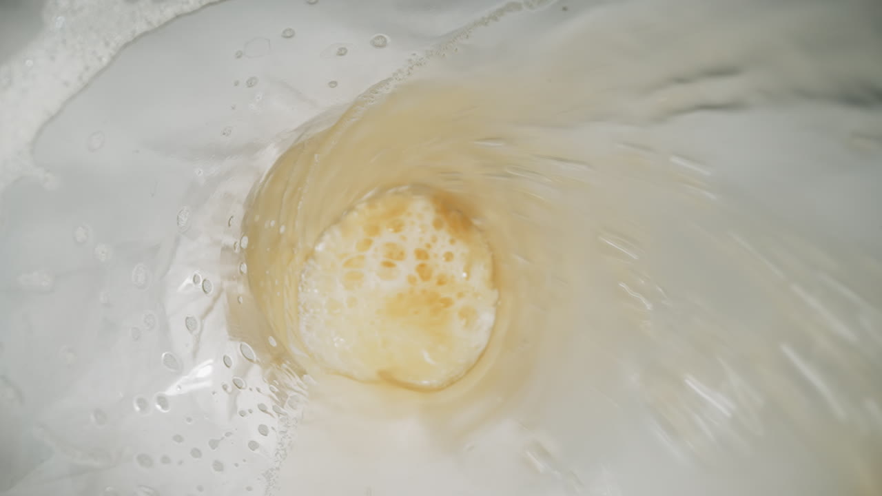 유리 컵 매크로에 무거운  ⁇ 이 있는 자연 황금색 맥주