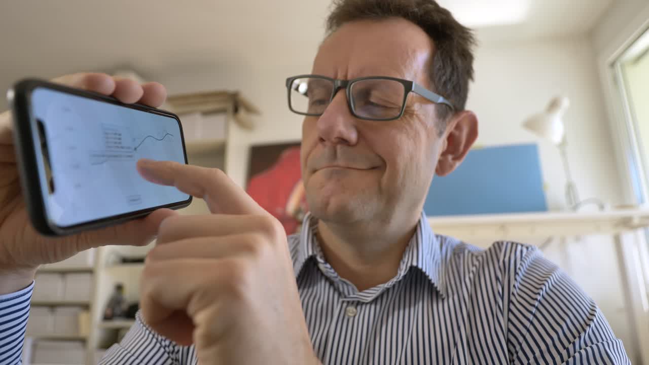 hombre de negocios feliz que muestra la animación de infografías de gráficos de líneas crecientes en el teléfono móvil - datos de éxito de ganancias de crecimiento de la empresa