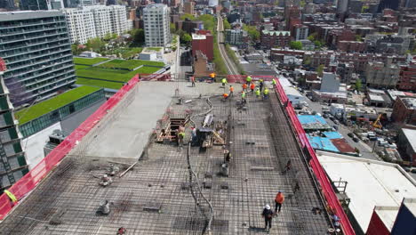 toma aérea de un edificio de gran altura que se está construyendo con el hormigón vertido