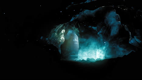 una cueva de hielo brillante en el cielo nocturno