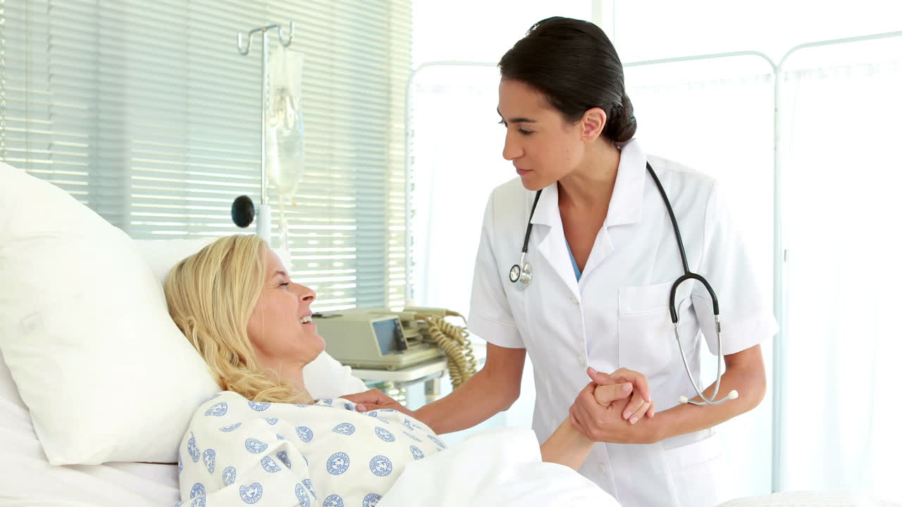 un medico che parla con il suo paziente