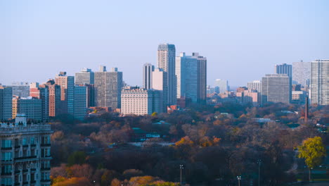 numerosos apartamentos de gran altura vistos desde el centro de chicago