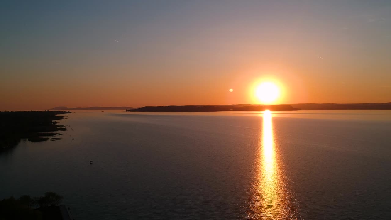 봄, 헝가리, 유럽의 발라톤 호수에서의 일몰은 1080p 풀 hd로 dji 드론으로 기록되었습니다.