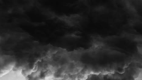 Una-Tormenta-Eléctrica-Dentro-De-La-Espesa-Nube-Gris-Oscura-Se-Acercaba-En-El-Cielo