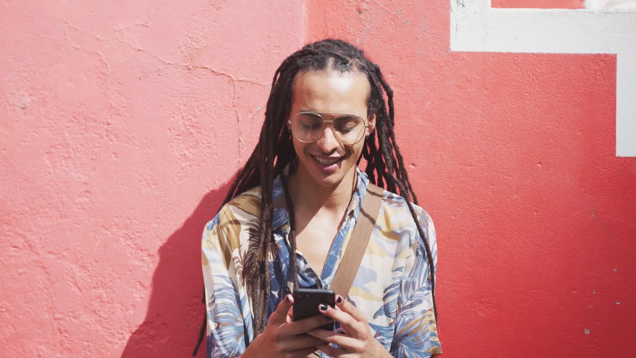 hombre de raza mixta usando su teléfono afuera