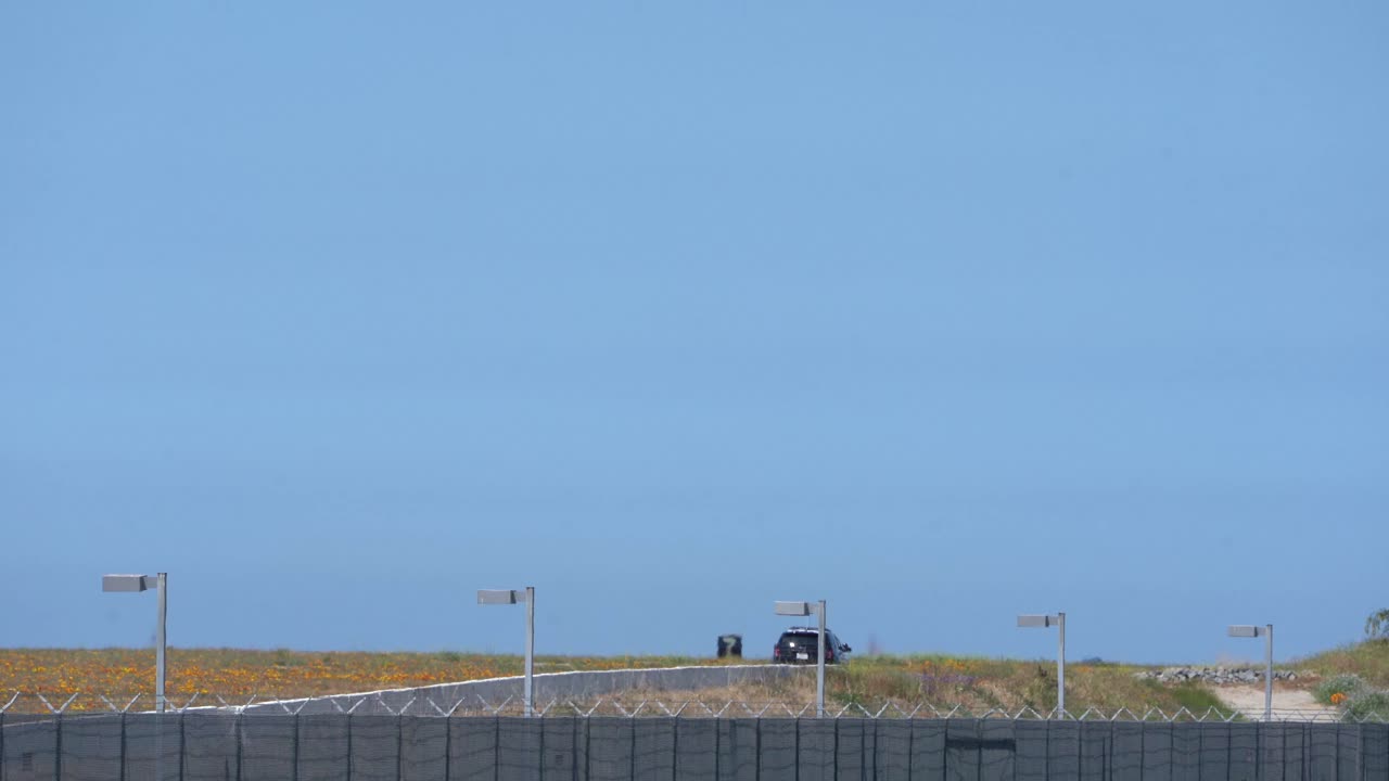 활주로에 착륙하는 비행기