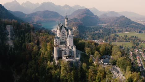 Schloss-Neuschwanstein-Herbstlandschaft-In-Bayern,-Deutschland-|-4k-Uhd-D-log-–-Perfekt-Für-Die-Farbkorrektur