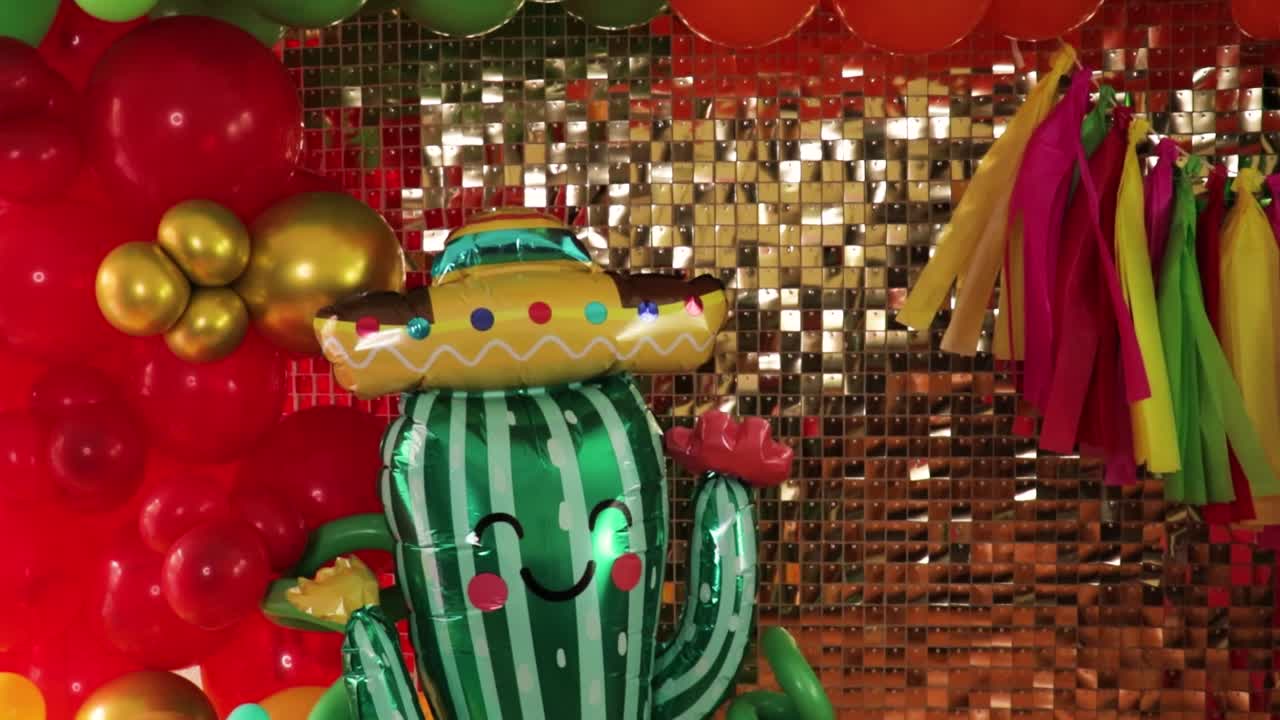 decoración de temática mexicana con globos y globo de cactus sombrero