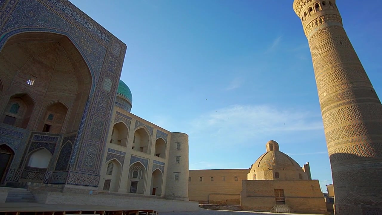 Buhara, Özbekistan'daki güzel Mir-I-Arab medresesi ve Kalon minaresi.