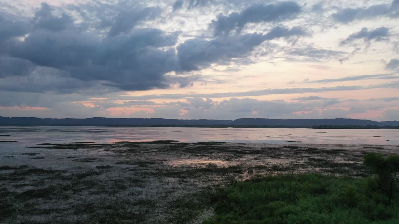 puesta de sol sobre un lago tranquilo