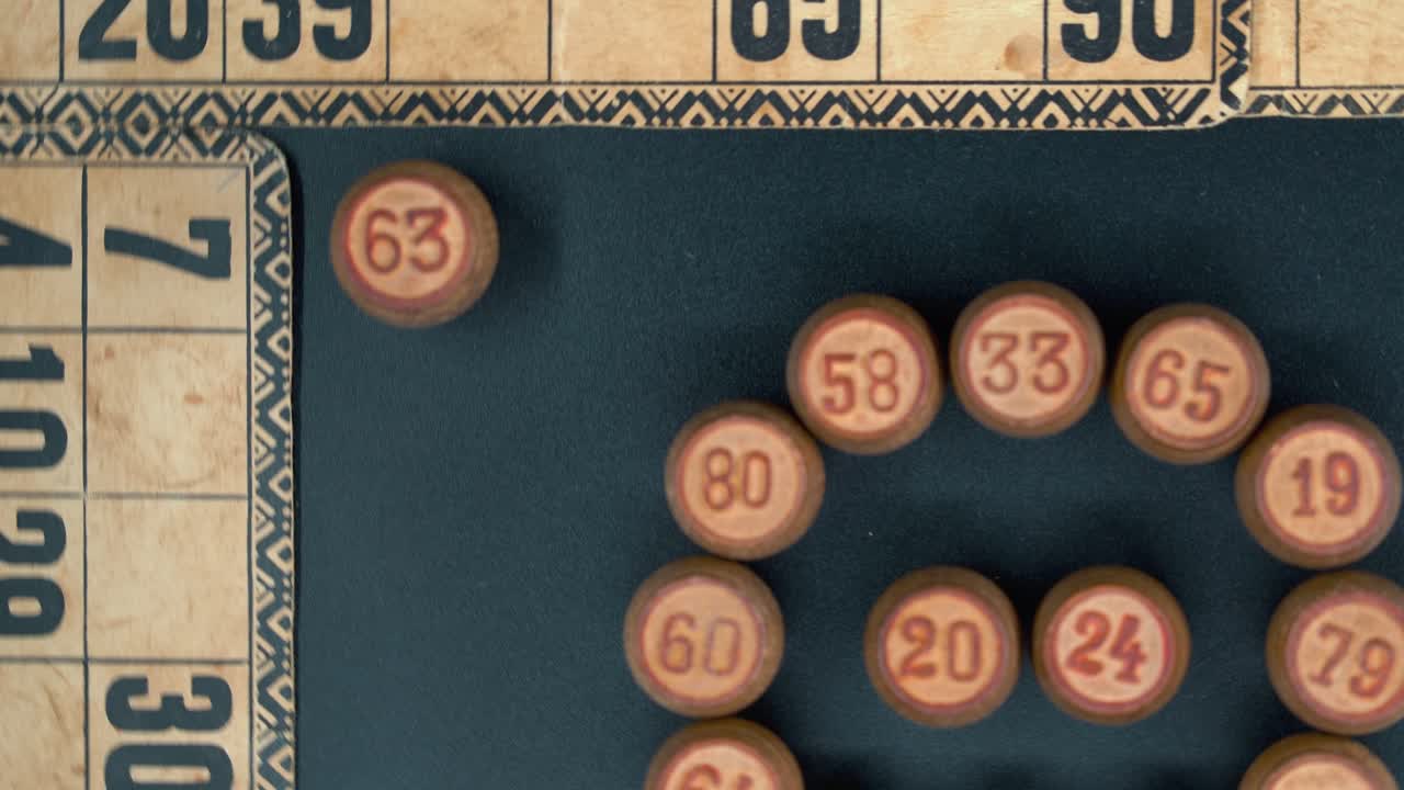Inquadratura cinematografica in primo piano con zoom indietro fluido e rotante dall'alto di barilotti di legno del Bingo disposti in cerchio, pedine di legno, sfondo con numeri antichi, gioco da tavolo vintage, illuminazione professionale, slow motion 4K
