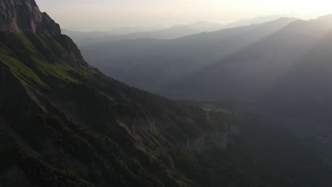 Cinematic-view-of-sunrays-during-sunrise-in-the-mountains,-French-Alps