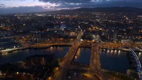sobrevuelo aéreo del centro de la ciudad de belfast. río lagan
