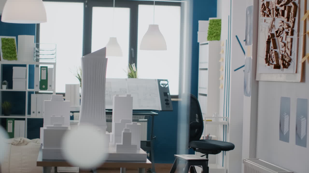 Modelli architettonici in un ufficio moderno