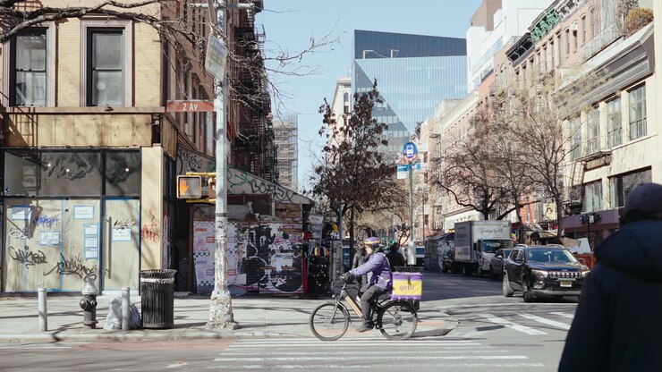 Scena di strada di New York con ciclista delle consegne