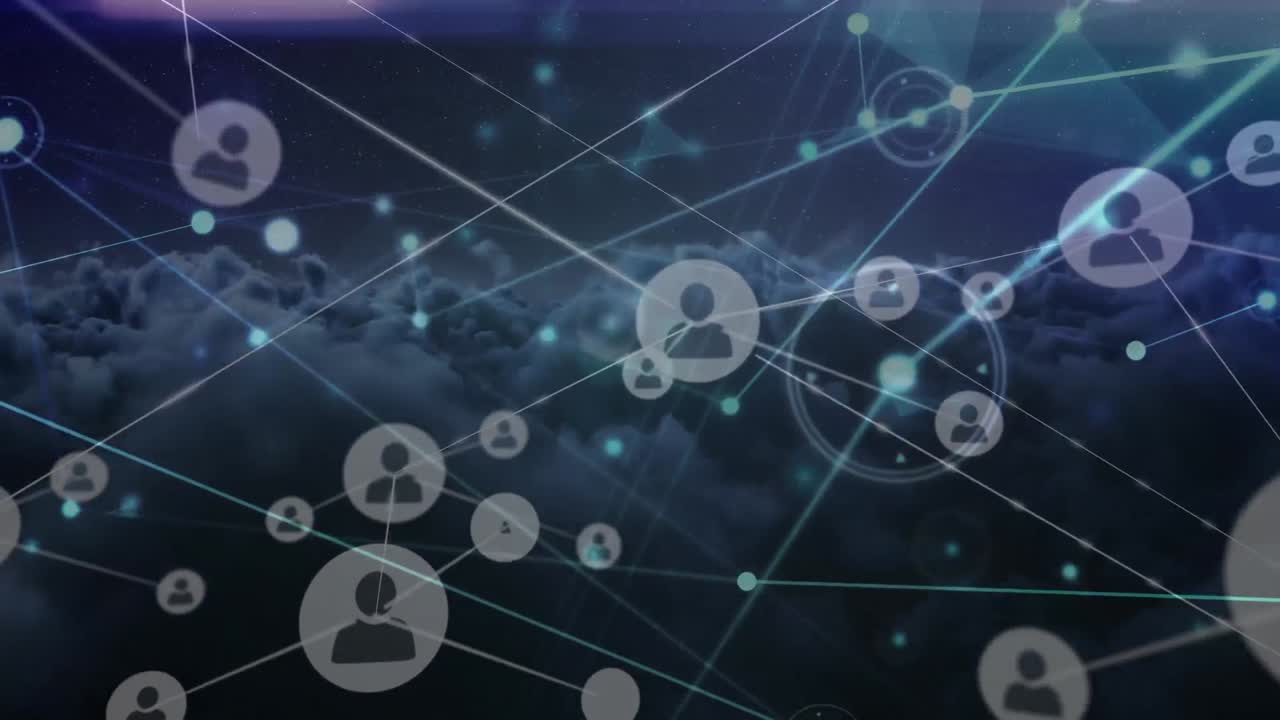 animación de la red de conexiones y procesamiento de datos en cielo nublado